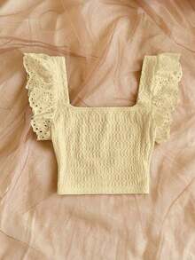 Elegante top corto de mujer de punto con plisados, adornos de encaje floral y diseño ideal para vacaciones - Amarillo - Ver 2