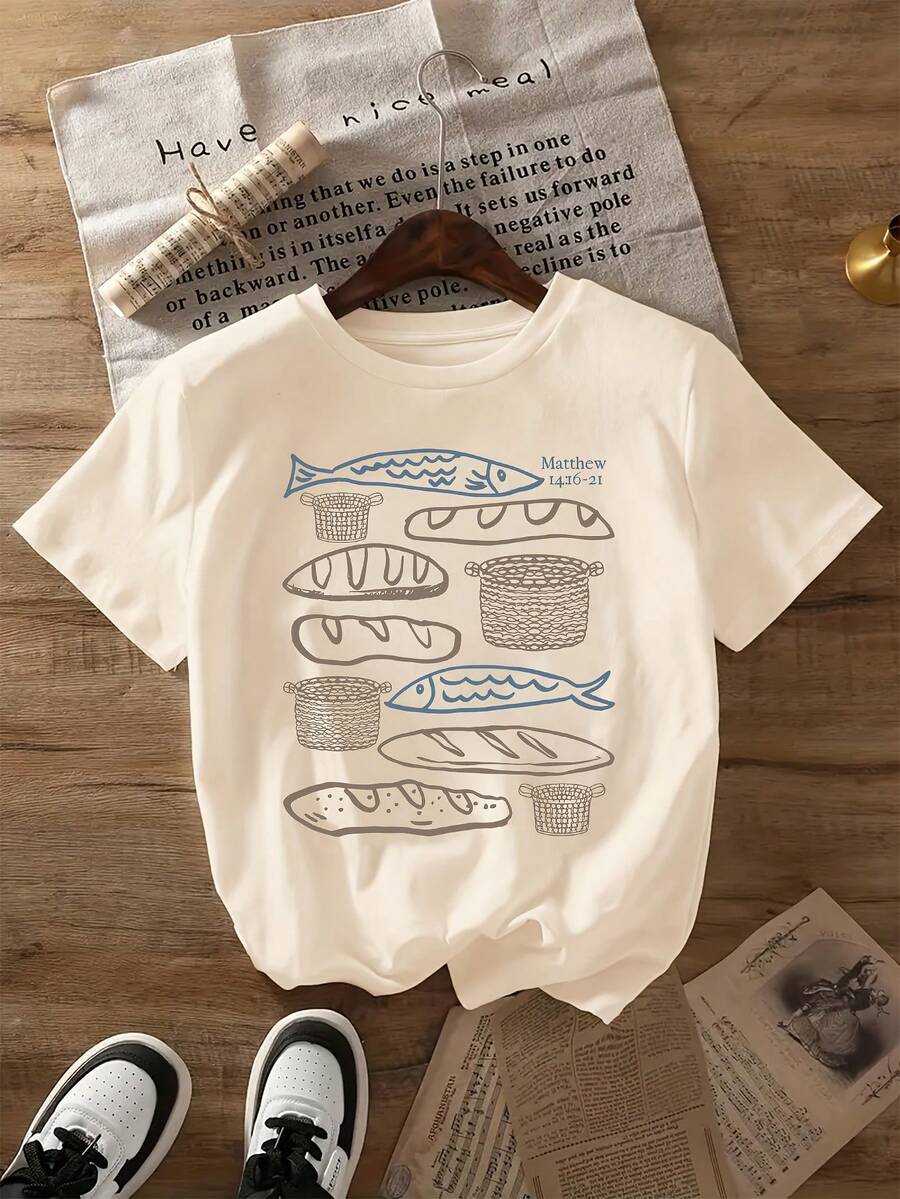 Una camiseta estampada con citas bíblicas, que muestra cinco panes y dos peces, inspirada en el Evangelio de Mateo, refleja el milagro y la esencia de la fe. - Albaricoque - Ver 1