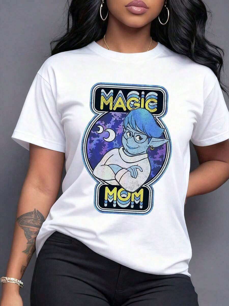 Figura de madre mágica con cabello azul y orejas de elfo bajo la luna y las estrellas que simboliza poder y ternura camiseta para mujer casual moderna y original - Blanco - Ver 1