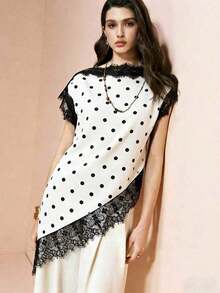 Blusa de mujer , de tela de piqué con lunares en blanco y negro, con empalme de encaje de unicolor y bajo asimétrico, elegante para citas y atuendos de verano - Blanco y Negro 2 - Ver 1