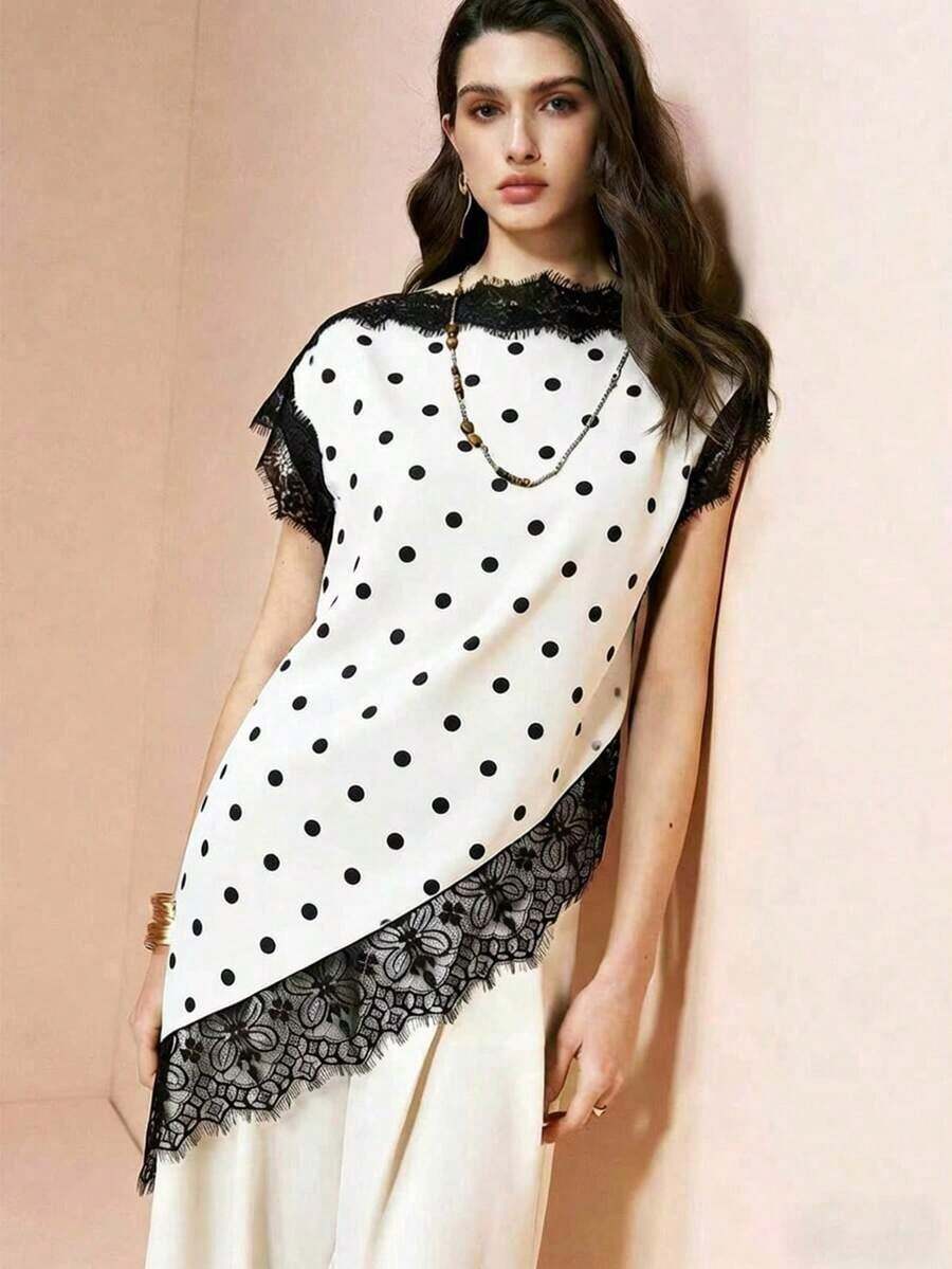 Blusa de mujer , de tela de piqué con lunares en blanco y negro, con empalme de encaje de unicolor y bajo asimétrico, elegante para citas y atuendos de verano - Blanco y Negro 2 - Ver 1