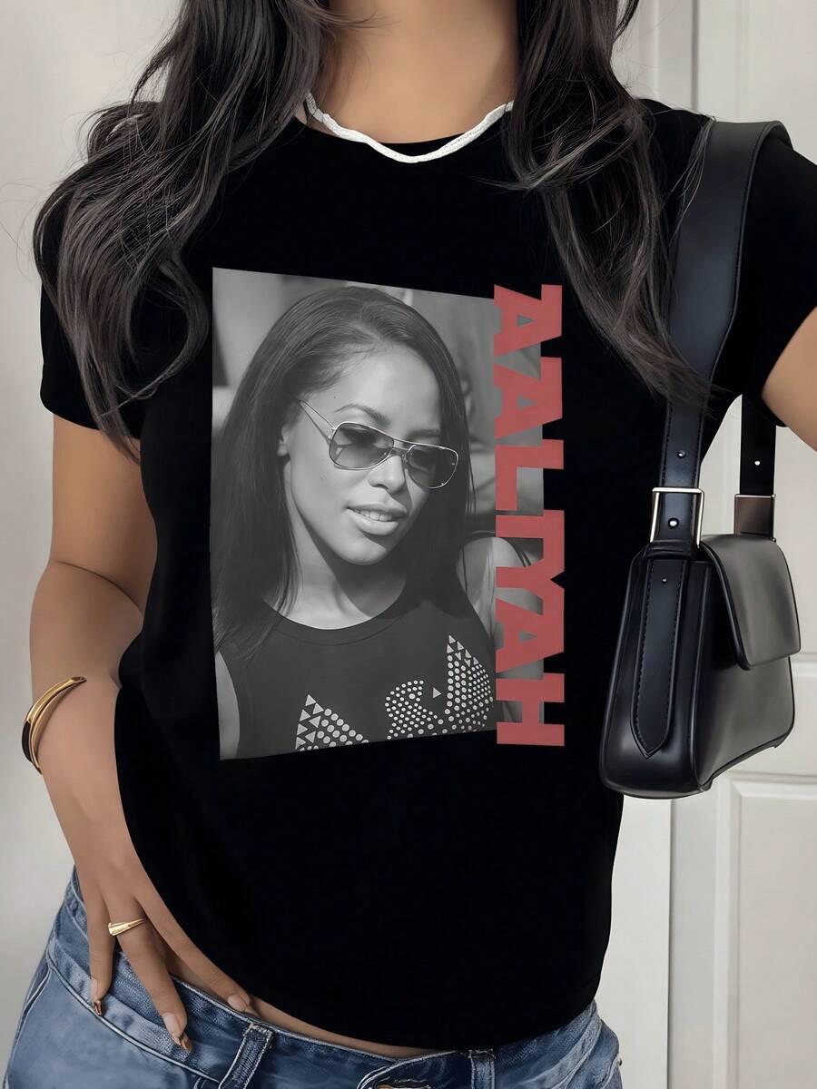 Retrato artístico en tonos grises que expresa confianza elegancia y energía juvenil con letras verticales rojas creando un contraste moderno camiseta de mujer casual moderna cómoda y versátil - Negro - Ver 1