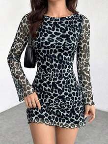 Vestido corto de mujer con mangas campana y malla con estampado de leopardo - Negro - Ver 3