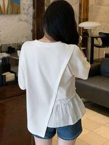 Camiseta casual de mujer para el verano con cuello redondo, manga corta, ajuste holgado y dobladillo con volantes y un solo unicolor - Blanco - Ver 3