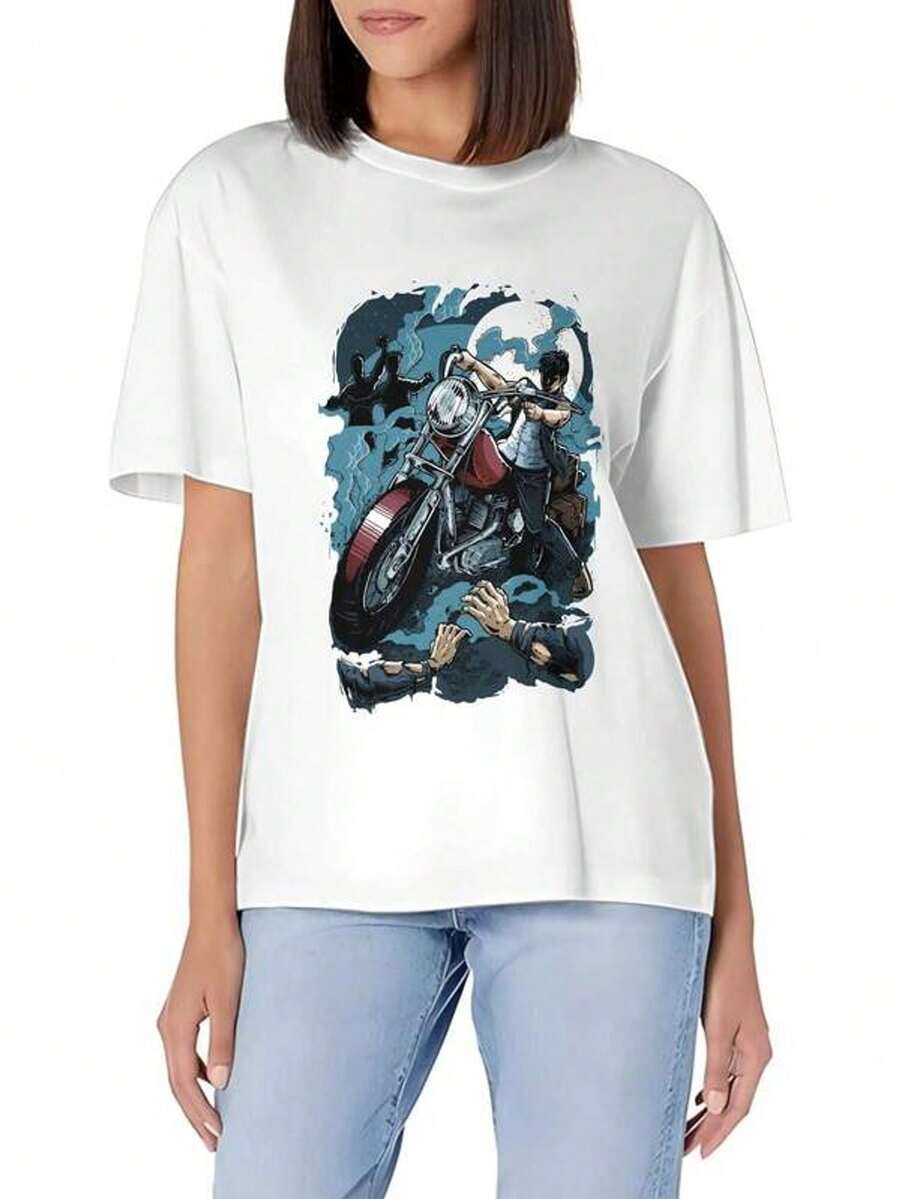 Ilustración de un hombre en una cicleta frente a una luna l Camiseta de mujer de uste ceñido, de manga corta, de aodón suave, cuello redondo, básica y versátil