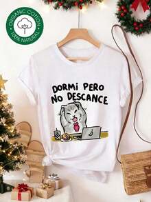 Minimalist Modern Short-Sleeved T-Shirt For Women, Plus Size, With A Print Of A Cat Working In The Office, "I Slept But I Didn't Rest." This Fun Slogan Is In Spanish. Casual Wear For Work-From-Home Lovers, A Gift For Cat Enthusiasts And Remote Workers,  Women's Summer Dresses, Perfect Casual Wear For All Seasons, Sizes S, M, L, XL. Women's Casual Shirt, 100% Cotton. - 白色的 - 查看 3