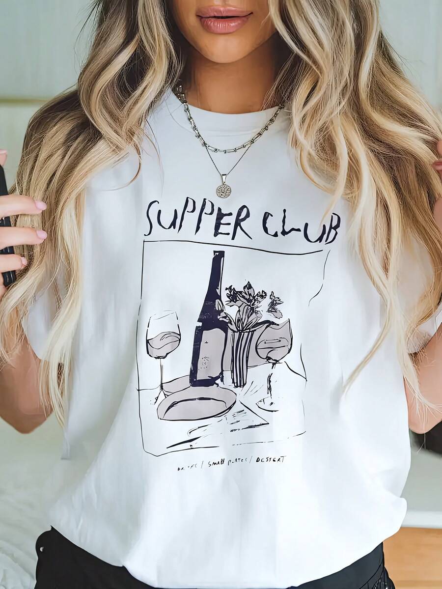 Camiseta casual de cuello redondo para mujer, estampado gráfico - Top de poliéster tejido de verano, manga corta, longitud regular - Diseño Super Club. - Blanco - Ver 1