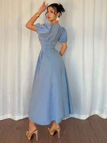 Vestido elegante y romántico para vacaciones de boda de verano 2025 en azul francés regular, con hombros sueltos, mangas abullonadas, cintura drapeada y lazo lateral ajustado - Azul - Ver 2