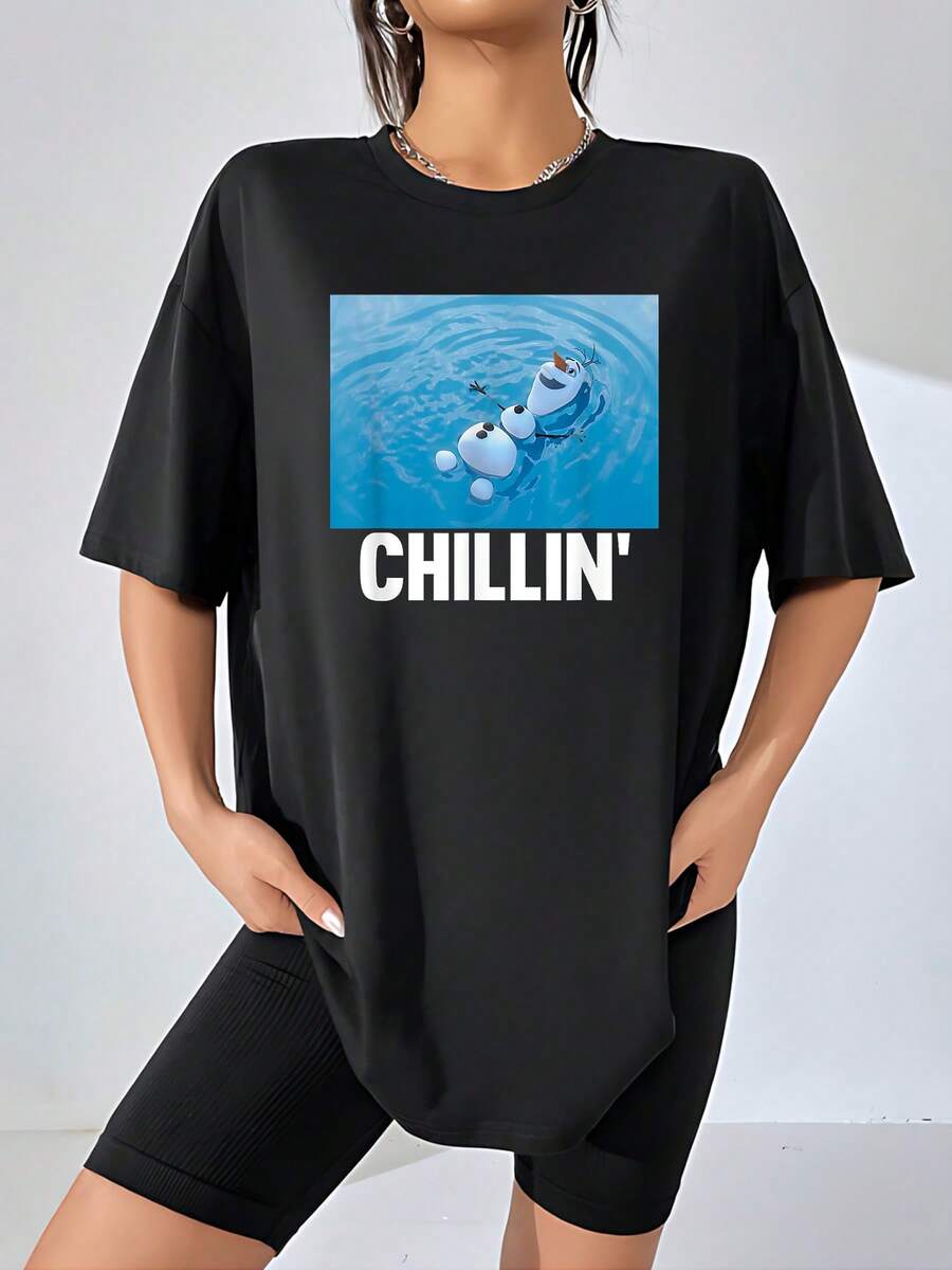 Figura de muñeco alegre flotando en agua azul que transmite calma y diversión veraniega perfecta para momentos relajados camiseta de mujer cómoda y suave ideal para uso diario casual - Negro - Ver 1