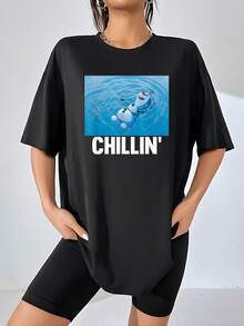Figura de muñeco alegre flotando en agua azul que transmite calma y diversión veraniega perfecta para momentos relajados camiseta de mujer  cómoda y suave ideal para uso diario casual - Negro - Ver 6