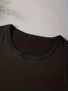 Camiseta moderna y minimalista Ciao Bella, una camiseta casual versátil con estampados de corazones en verde, blanco y rojo. - Negro - Ver 3