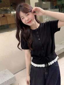 Cárdigan de punto gris de manga corta para mujer, de corte slim, con estilo universitario de verano, cuello redondo, parche de encaje y dobladillo con cordón - Negro - Ver 2