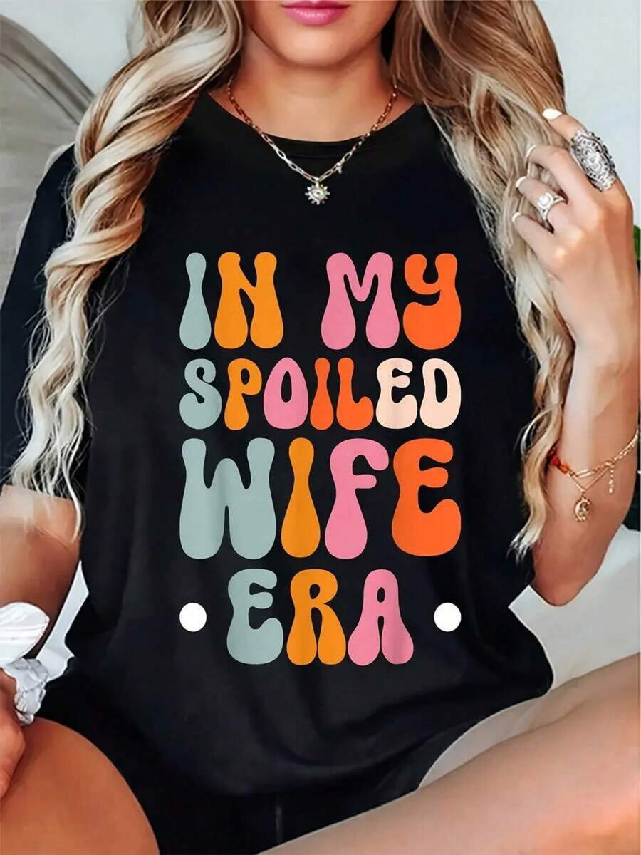 Camiseta de mujer "En la Era de Mi Esposa Mimada" con estampado geométrico, letras llamativas multicolor, cuello redondo, mangas cortas, estilo casual deportivo, transpirable, lavable a máquina, adecuada para primavera, verano y otoño, ropa casual a la moda, camiseta con estampado geométrico. - Negro - Ver 1