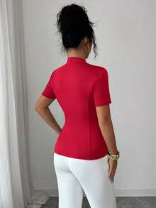 Camiseta de mujer de manga corta con cuello en V y botones metálicos de unicolor - Rojo - Ver 2
