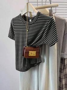 Camiseta casual de mujer de cuello redondo de manga corta a rayas, camiseta a rayas de estilo retro francés de color café, top de manga corta de cuello redondo estilizador y versátil, camiseta básica casual suave y pegajosa, top a rayas, pri - Negro - Ver 1