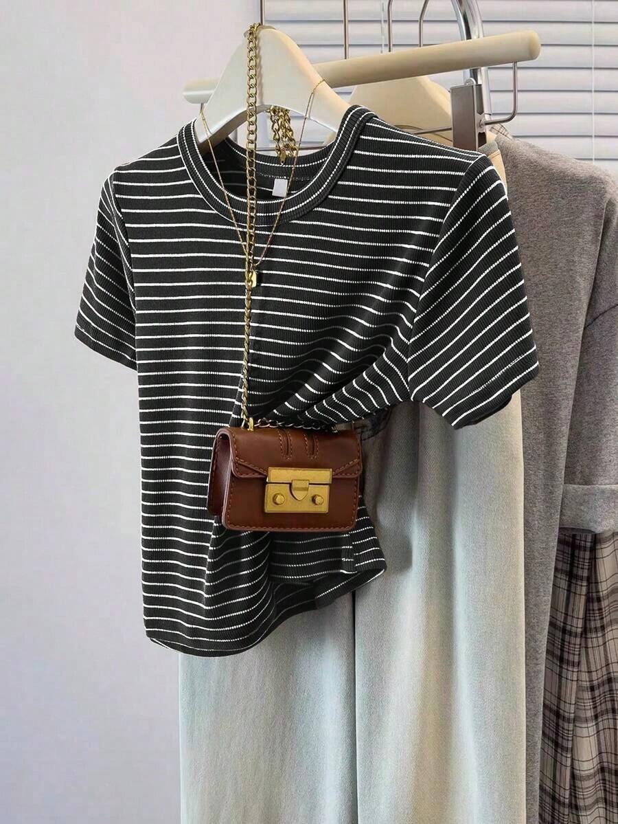 Camiseta casual de mujer de cuello redondo de manga corta a rayas, camiseta a rayas de estilo retro francés de color café, top de manga corta de cuello redondo estilizador y versátil, camiseta básica casual suave y pegajosa, top a rayas, pri - Negro - Ver 1