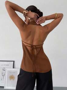 negra ajustada de estilo casual y elegante para la temporada de primavera/verano, con cuello asimétrico, sin mangas, escote halter, espalda descubierta y decoración de lazo - Café integral - Ver 2