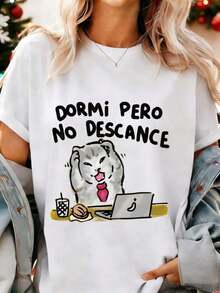 Minimalist Modern Short-Sleeved T-Shirt For Women, Plus Size, With A Print Of A Cat Working In The Office, "I Slept But I Didn't Rest." This Fun Slogan Is In Spanish. Casual Wear For Work-From-Home Lovers, A Gift For Cat Enthusiasts And Remote Workers,  Women's Summer Dresses, Perfect Casual Wear For All Seasons, Sizes S, M, L, XL. Women's Casual Shirt, 100% Cotton. - 白色的 - 查看 6