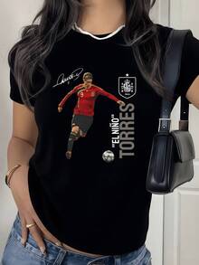 Figura de jugador en movimiento simbolizando pasión y energía deportiva con escudo nacional que representa orgullo y fuerza camiseta de mujer casual cómoda para fans del fútbol moderno - Negro - Ver 8