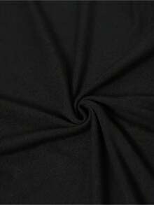 Camiseta morada relajada con cuello redondo y mangas cortas que presenta la frase 'Oh!' Los Lugares a los que Irás con un Diseño de Globo Aerostático. Es ideal para usar en casa, para salidas o como regalo. 100% algodón. - Negro - Ver 6
