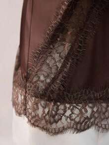 Camiseta de tirantes asimétrica con entramado de encaje transparente - Marrón 2 - Ver 2