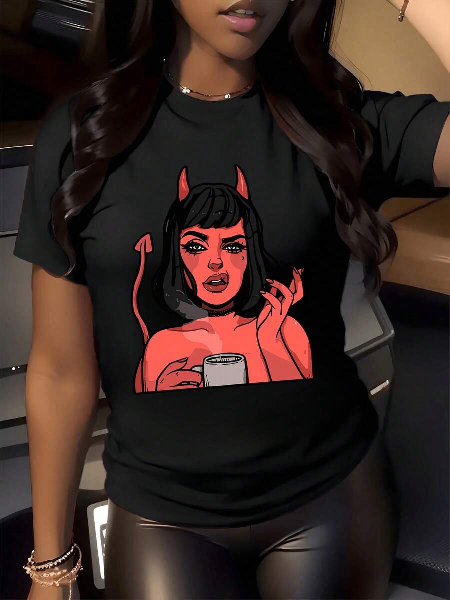 Figura de una mujer con cuernos rojos sosteniendo una taza refleja actitud audaz y misteriosa con toque de humor moderno para expresar confianza y estilo única camiseta de mujer casual urbana elegante - Negro - Ver 1