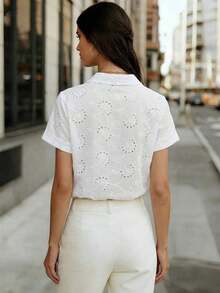Blusa de mujer de unicolor de manga corta, semi-transparente de malla, con cuello de camisa y botones delanteros - Blusa casual de oficina de primavera y verano de poliéster ligero - Blanco - Ver 5