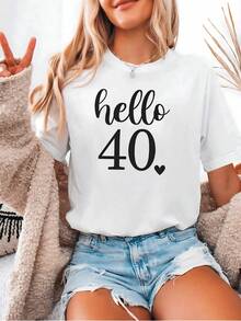 Short Sleeves. The Print Features The Phrase "Hello 40" In Elegant Typography And A Small Heart, Conveying Joy, Celebration, And Confidence In This New Stage Of Life, Showcasing A Positive And Modern Attitude. This Women's T-Shirt Is 100% Cotton, Comfortable And Soft, Ideal For Birthdays Or Special Gifts. Leisure. - 白色 - 查看 1