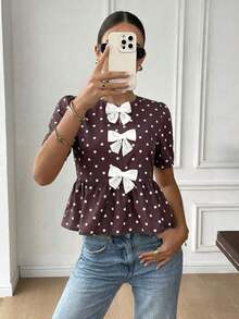 Camisa de mujer con cuello redondo, manga corta, decoración de lazo y bajo con volantes - Marrón - Ver 3