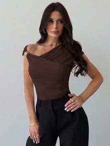 Camiseta blanca ajustada con hombro asimétrico, cintura fruncida, para mujer.Atuendo modesto y elegante para uso diario, playa, aeropuerto, vacaciones, trabajo como maestra. - Café integral - Ver 3