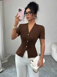 Camiseta de mujer de manga corta con cuello en V y botones metálicos de unicolor - Café integral - Ver 3