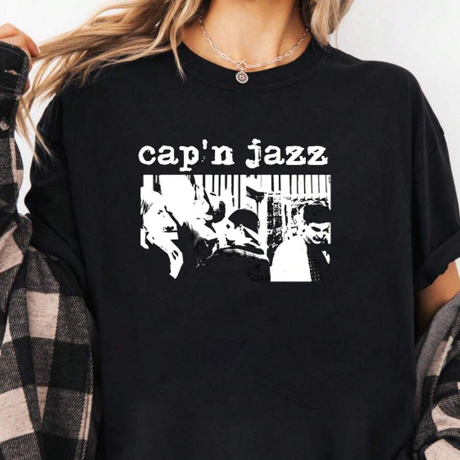 Cap'n Jazz Shmap'n Shmazz T-Shirt 220g. AL1 Cotton Foundation For Men, 220g Of Pure Comfort. Created For Every Human Being, Whether Woman Or Man. Consistent, High-Quality Fabric, Ready For Any Size, Soft To The Touch But Designed To Hold Up. Breathable Outerwear For Women, Autumn Sets, Holiday Outfits, New Year's Costumes For Her. - 黑色 - 查看 1