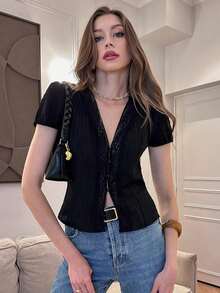 Blusa de mujer con cuello en V, botones y pliegues de encaje francés - Negro - Ver 1