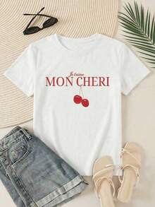 Camiseta Casual Blanca de Cuello Redondo para Mujer con Estampado de Cerezas 'Mon Cheri', Manga Corta con Hombros Caídos, Tejido de Punto de Elasticidad Media para un Estilo Diario, un Dulce Regalo para Mamá NGV6 - Blanco - Ver 3