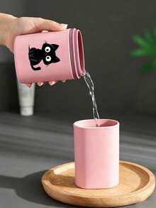 Organizador de baño todo en uno | Hecho de material PP duradero, anti-caída y de larga duración. El diseño llamativo presenta un lindo patrón de gato, con una taza de enjuague desmontable para una higiene diaria conveniente. El interior espacioso puede organizar varios artículos de tocador, incluidos pasta de dientes, peines, maquinillas de afeitar, convirtiéndolo en un elemento esencial para el hogar y los viajes. - Multicolor - Ver 4