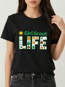 PremiumCamiseta de Estilo de Vida de Cazadora | Iconos de camping y actividades al aire libre de estilo vintage (tienda de campaña, caramelo en forma de nube, margarita, logotipo GS) - Camiseta de manga corta con cuello redondo, suave y transpirable - Ropa de caza de corte holgado, adecuada para campamentos de verano y actividades en equipo - Opción perfecta para adultos, linda. Nueva llegada - Negro - Ver 1