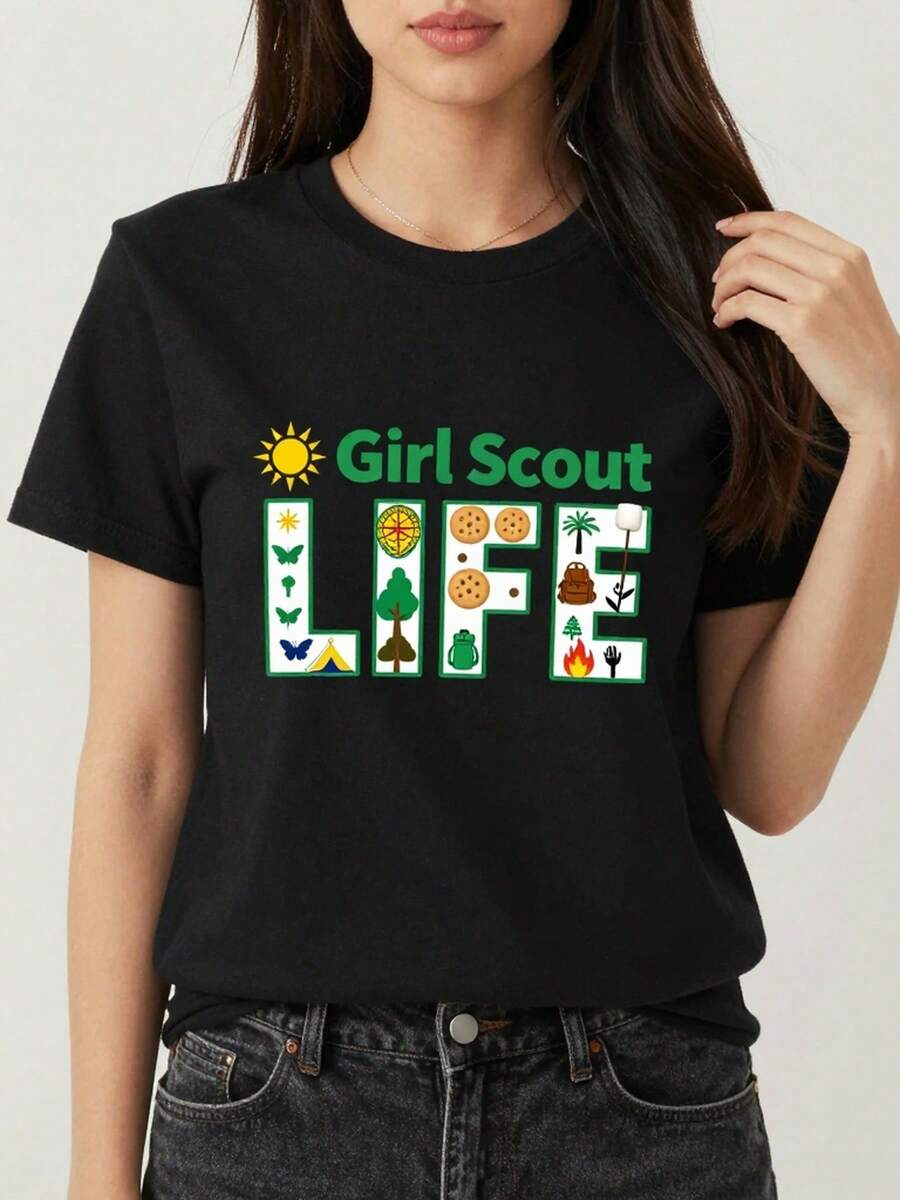 PremiumCamiseta de Estilo de Vida de Cazadora | Iconos de camping y actividades al aire libre de estilo vintage (tienda de campaña, caramelo en forma de nube, margarita, logotipo GS) - Camiseta de manga corta con cuello redondo, suave y transpirable - Ropa de caza de corte holgado, adecuada para campamentos de verano y actividades en equipo - Opción perfecta para adultos, linda. Nueva llegada - Negro - Ver 1