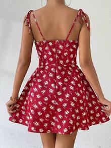 Vestido midi con estampado floral y tirantes anudados en los hombros, vestido bohemio sin espalda con nudo, busto fruncido sin mangas con tirantes finos, ajuste regular, vestido corto con estampado floral pequeño, para primavera/verano, uso diario - Rojo - Ver 2