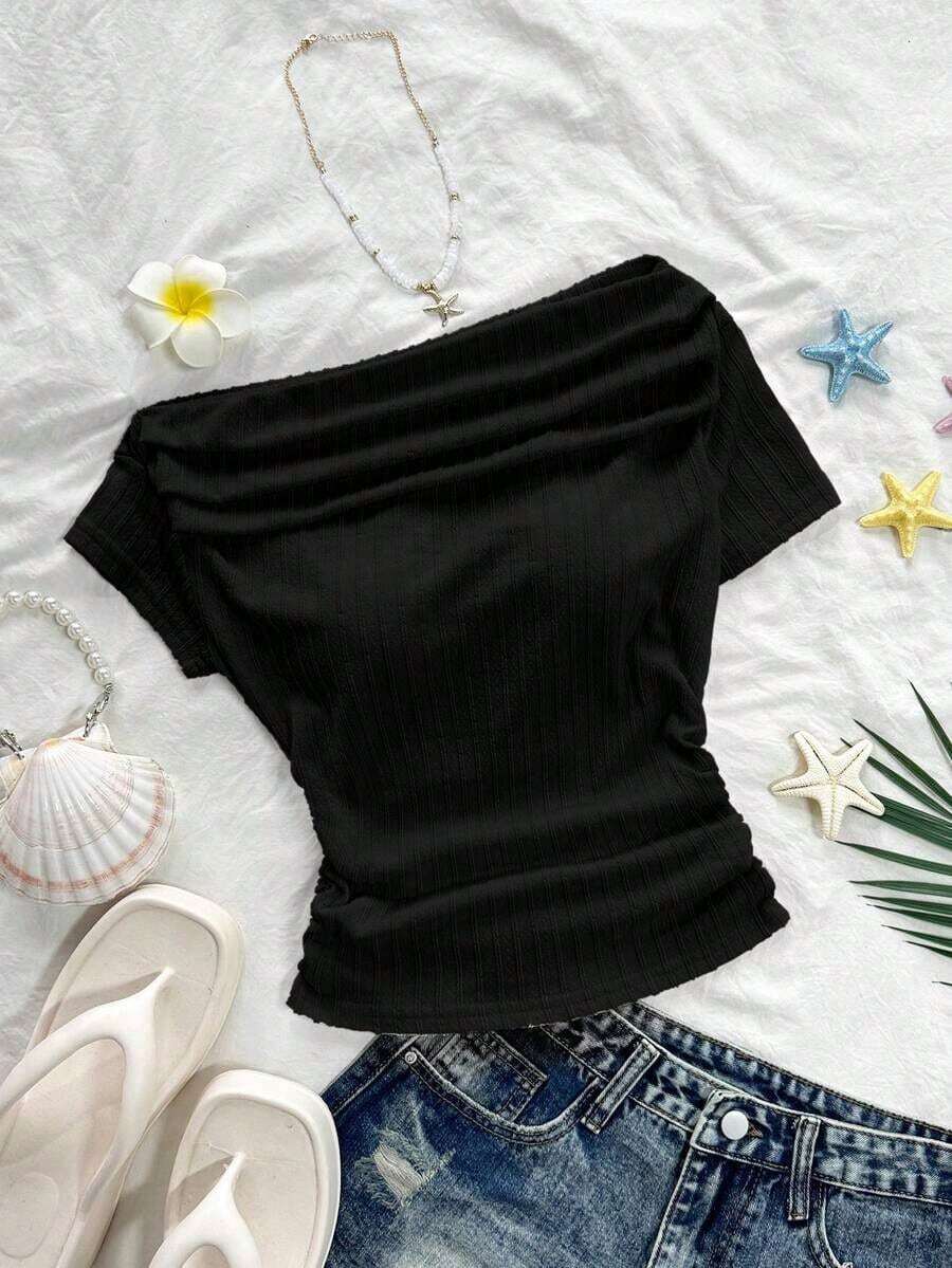 Camiseta corta de manga corta con cuello asimétrico, cintura fruncida y tejido jacquard acanalado amarillo.Moda primavera/verano para mujeres, estilo minimalista y elegante, apropiado para maestros/estudiantes, de uso versátil y casual. - Negro - Ver 1