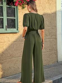 Ladies' Fashionable V-Neck Jumpsuit With Button Up Front Design, Short Bubble Sleeves, Pleated Waist, Wide Leg Flared Pants With Pockets, Perfect For Casual Summer Beach Outings - 軍綠色 - 查看 2