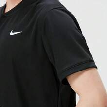 Nike Camiseta de manga corta para hombre, de secado rápido y con cuello tipo hoja. - Negro - Ver 8