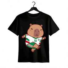 Tops para mujer de algodón para mujer con estampado de lindo capibara jugador de fútbol, manga corta, corte regular, cuello redondo, top casual de verano, ropa de verano para mujer, ropa de vacaciones para mujer, tops para mujer, tops y conjuntos de verano, ropa de verano, regalos de Pascua, regalos para la Copa Mundial 2026. - Negro - Ver 1