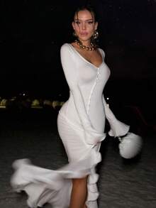 Sexy Maxi Dress In A Sexy Girl Style, Bell Sleeves, Fitted With Buttons And A Side Slit, Elegant European Fashion - 白色 - 查看 4