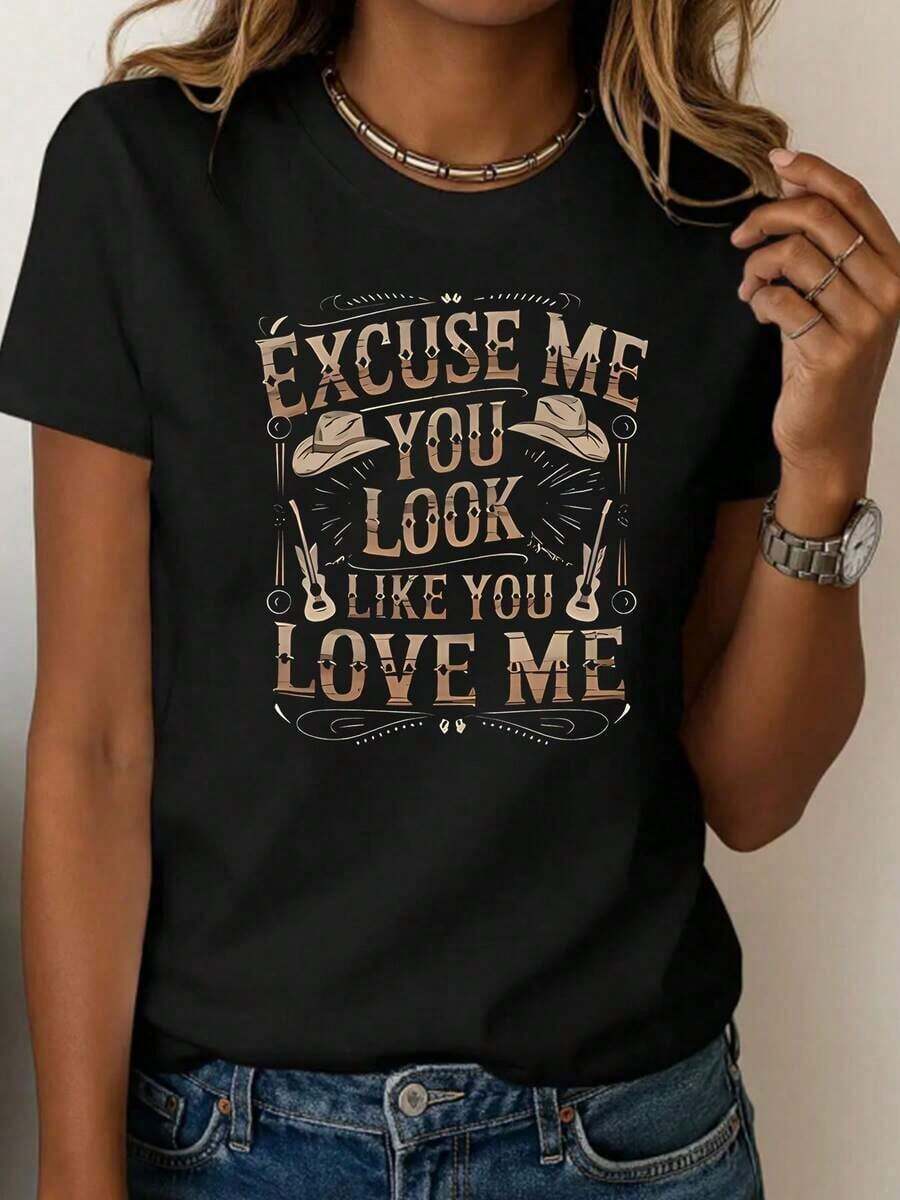 Camiseta de diseño estampado casual 100% algodón para mujer. Camiseta de verano para mujer con cuello redondo, estampado con el eslogan "Excuse Me You Look Like You Love Me", estilo western, top casual de verano, ligero y transpirable, ropa estilo música country, camiseta divertida estilo cowgirl, camiseta de mujer moderna y romántica, tops de verano 2026, atuendos diarios para mujer, adecuada para primavera, verano y otoño. - Negro - Ver 1