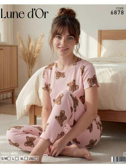 Zarafet Ve Konforun Buluşması Ev şıklığınızı Bir üst Seviyeye Taşıyın.La Kısa Kollu Pijama Takımı, Hem Modern Hem De Nostaljik Bir Hava Sunuyor. Gün Boyu Konfor Sağlar