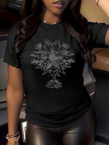 Estrella central rodeada de motivos florales con líneas entrelazadas que evocan fuerza equilibrio y armonía transmitiendo una energía artística sofisticada y moderna camiseta de mujer casual cómoda para uso diario - Negro - Ver 1