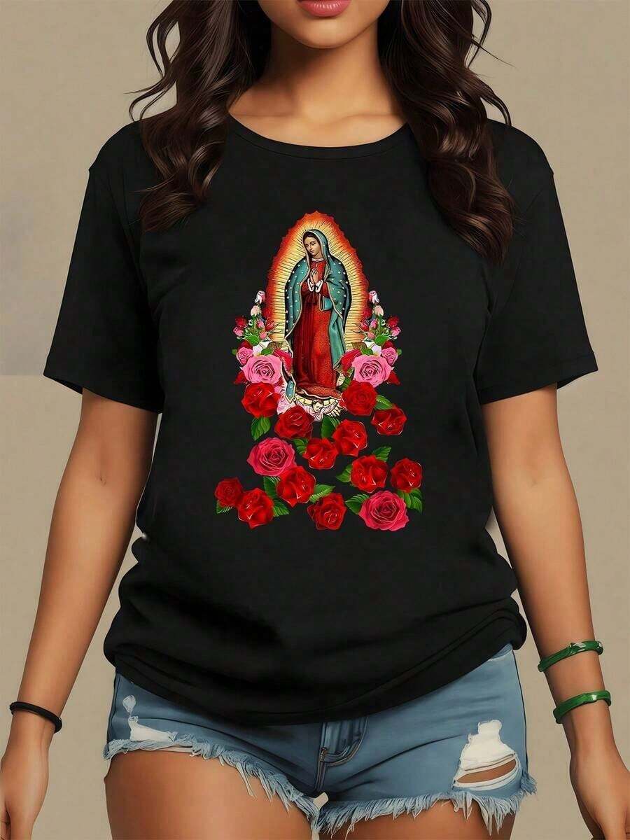 Figura espiritual rodeada de rosas rojas y rosadas simbolizando paz amor y esperanza con vibrantes tonos cálidos que inspiran fe y energía positiva camiseta de mujer casual moderna para uso diario - Multicolor - Ver 1