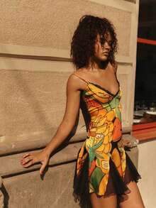Vestido de tirantes con estampado dopamina estilo vacacional europeo, escote V y espalda descubierta, falda amplia con combinación de tul, diseño corto sensual y vibrante. - impresión - Ver 2