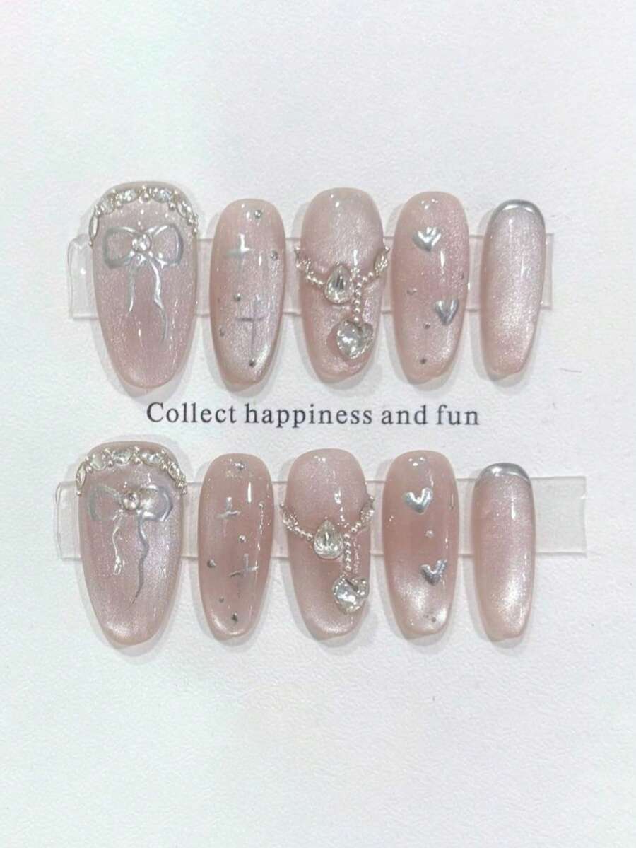 10片纯手工制作的中号椭圆形美甲贴片,以透明蜜桃猫眼设计为基础,饰以手绘银色蝴蝶结、爱心、星星图案和波点,以及水钻链和心形吊坠,打造温柔优雅的造型。适合女士和女孩在春夏秋冬节日派对和日常生活中使用。 - 粉色 - 查看 1