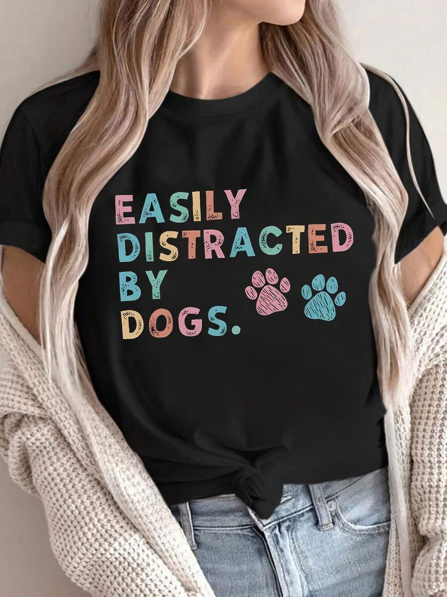 Soft, 100% Cotton Plus-Size T-Shirt With A "EASILY DISTRACTED BY DOGS" Graphic Print. This Women's Plus-Size T-Shirt Features Short Sleeves, A Crew Neck, And A Casual Style Perfect For Spring And Summer. Made From Breathable Cotton, It's Versatile And Easy To Pair With Any Outfit. - 黑色 - 查看 1